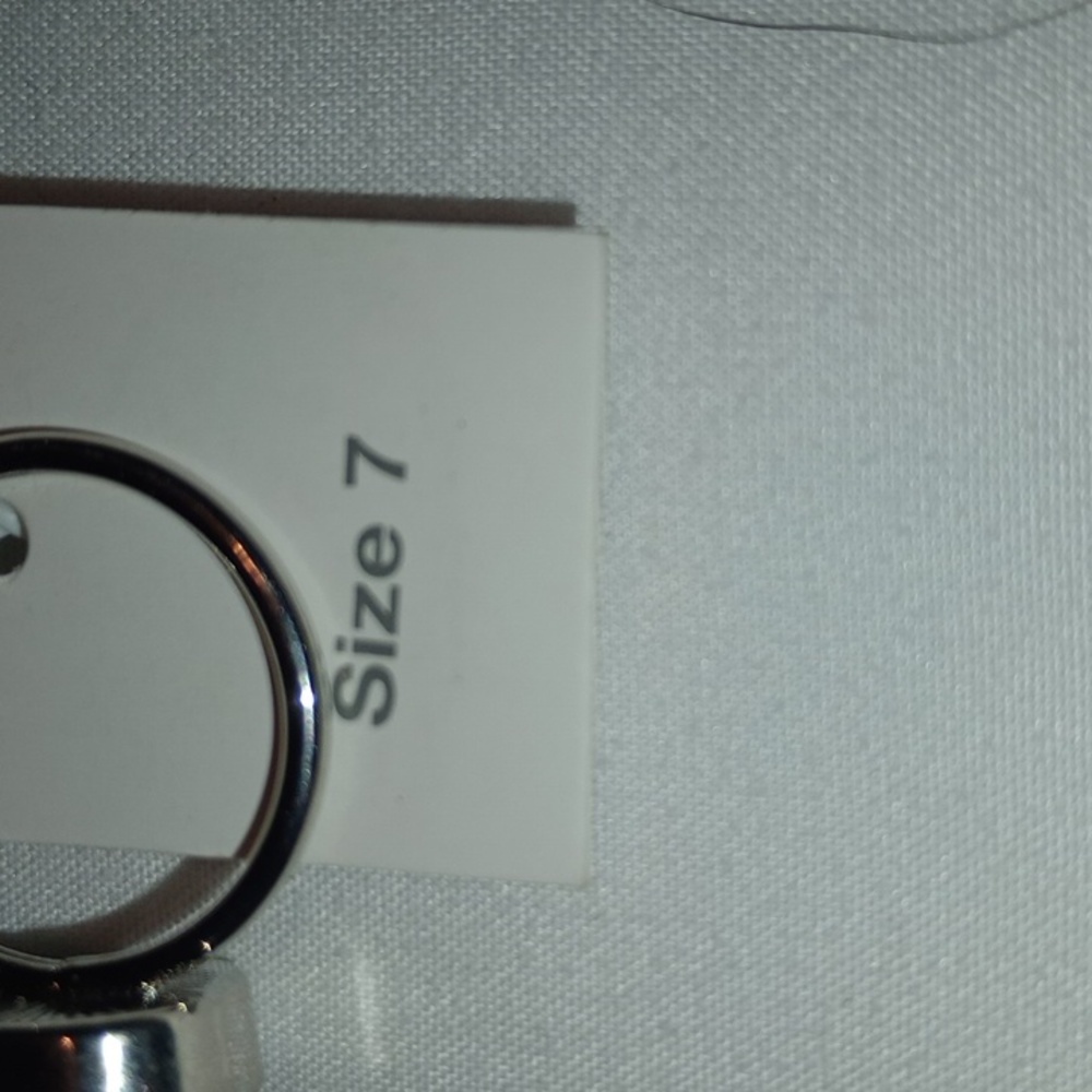 Size 7 ring - Picture 3 of 4